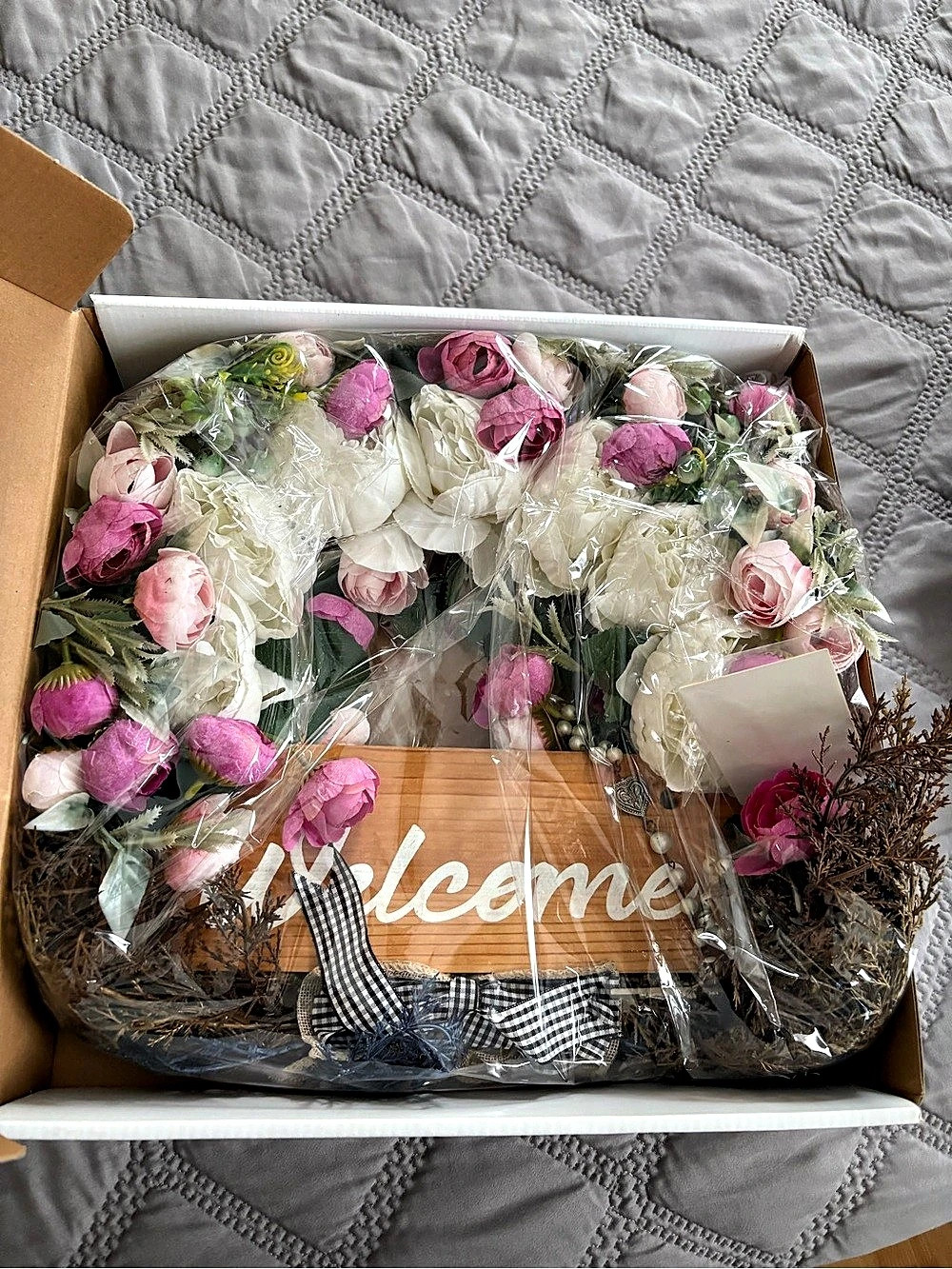 Pink & White Floral Welcome Wreath NWT